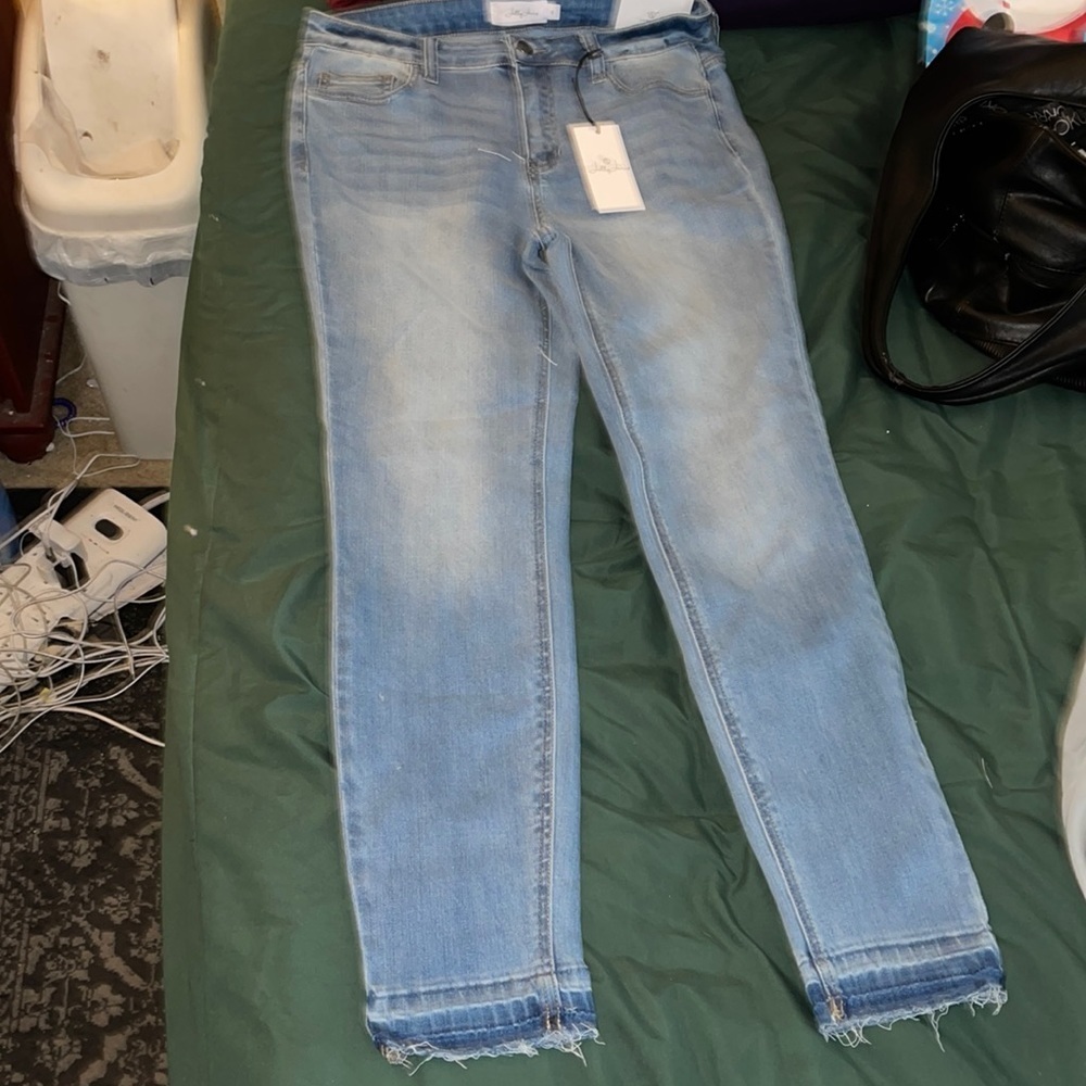 Size 9 non-distressed raw hem light wash jeans - Picture 1 of 5
